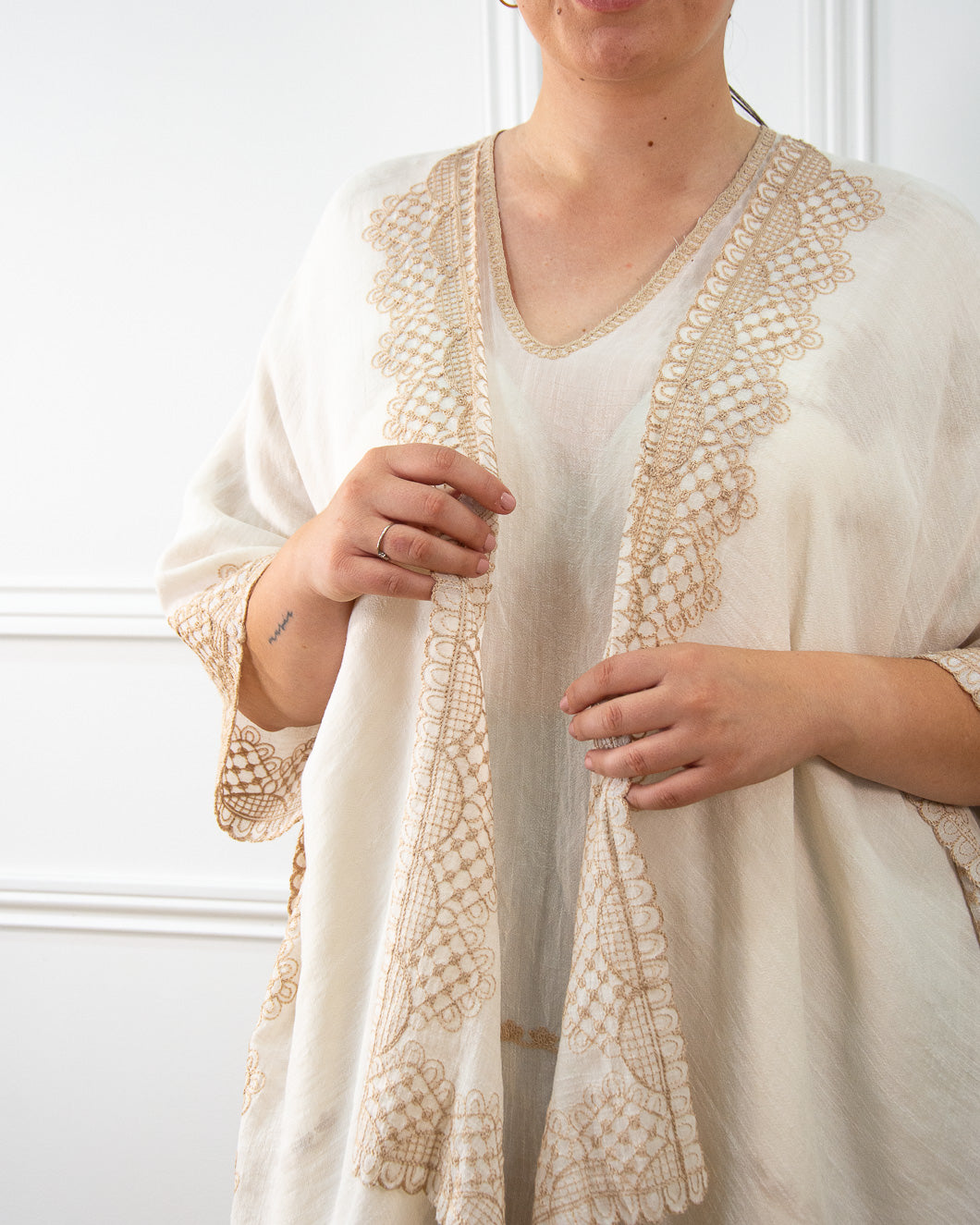 KIMONO BORDADO CORTO ARENA