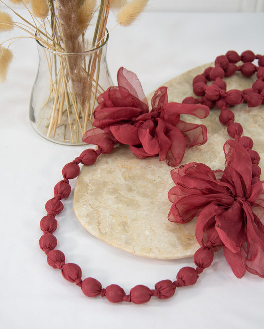 COLLAR SEDA FLOR GRANATE