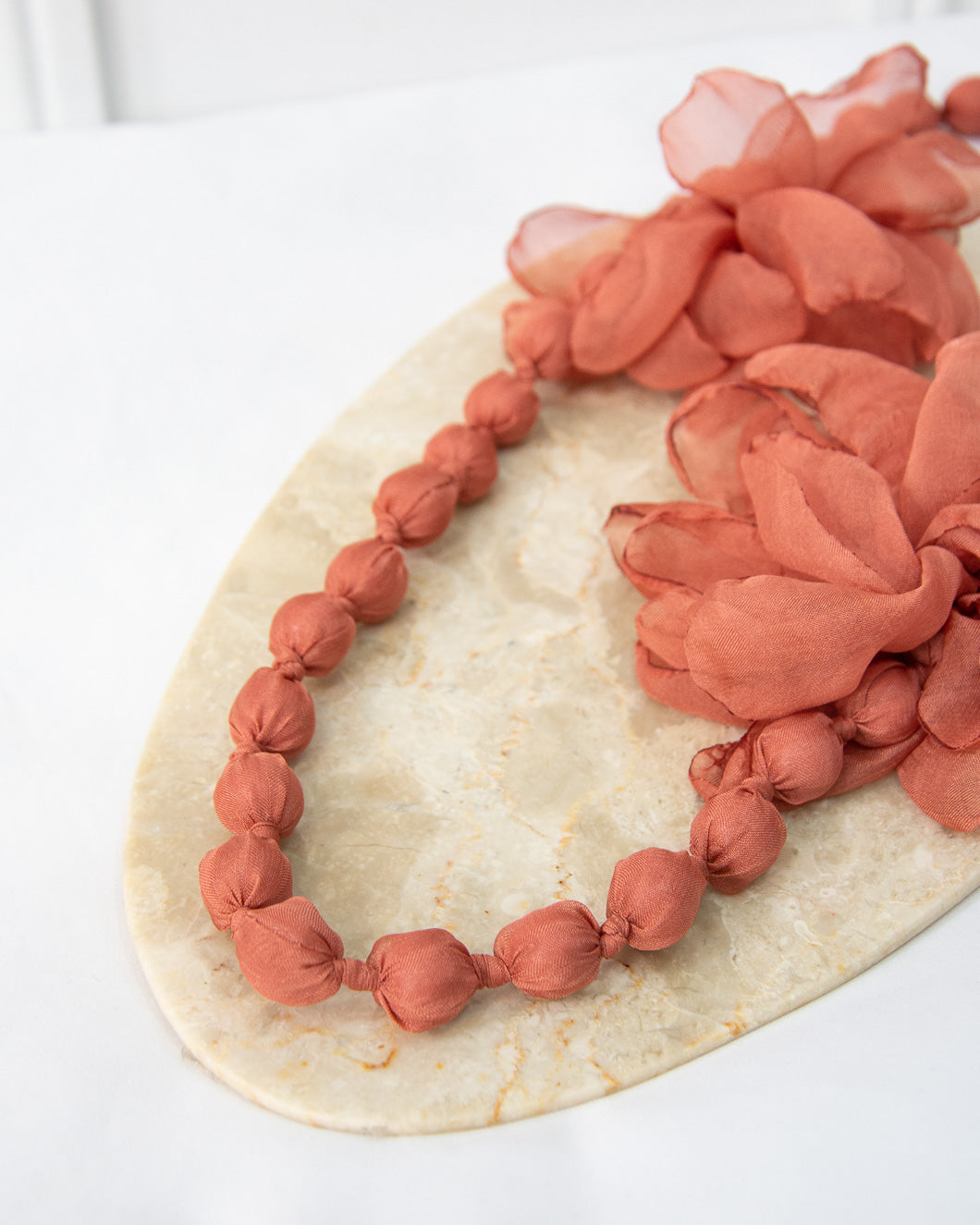 COLLAR SEDA FLOR TEJA EMPOLVADO