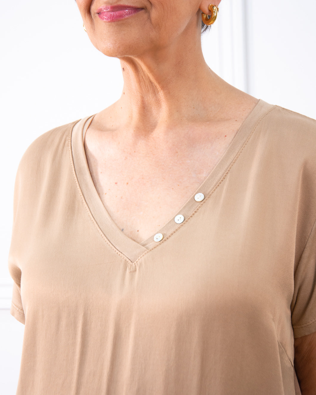 CAMISETA BOTONES CAMEL