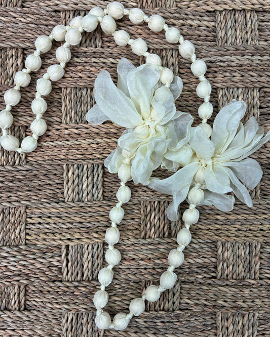 COLLAR SEDA FLOR BLANCO ROTO