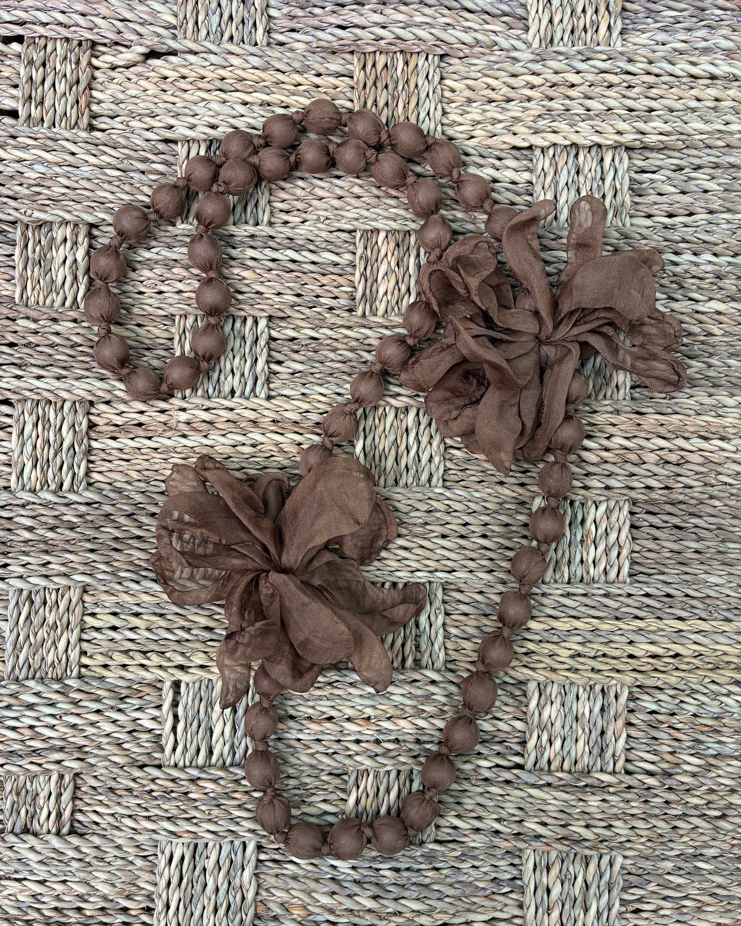 COLLAR SEDA FLOR MARRÓN