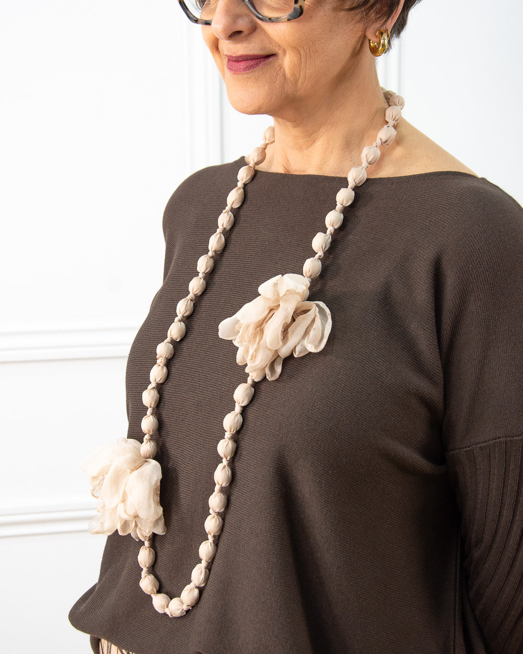 COLLAR SEDA FLOR ARENA