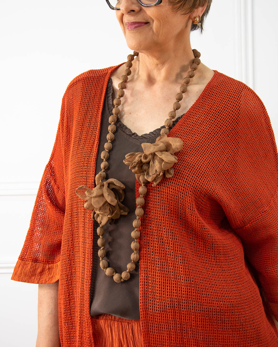 COLLAR SEDA FLOR MARRÓN