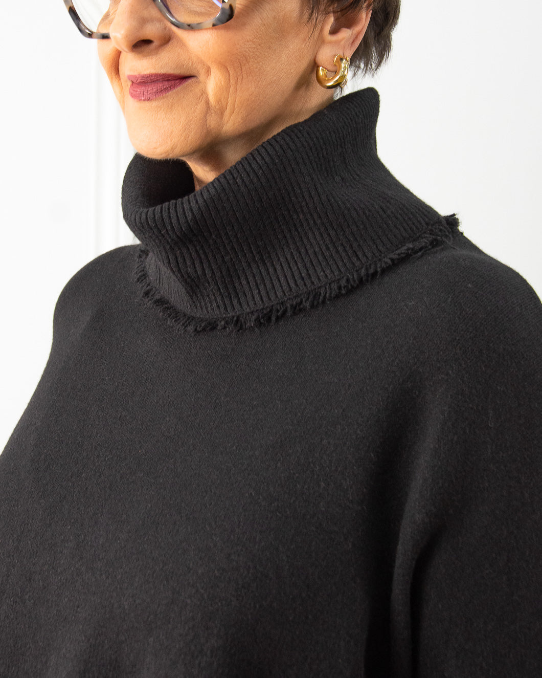 JERSEY CUELLO FLECOS NEGRO