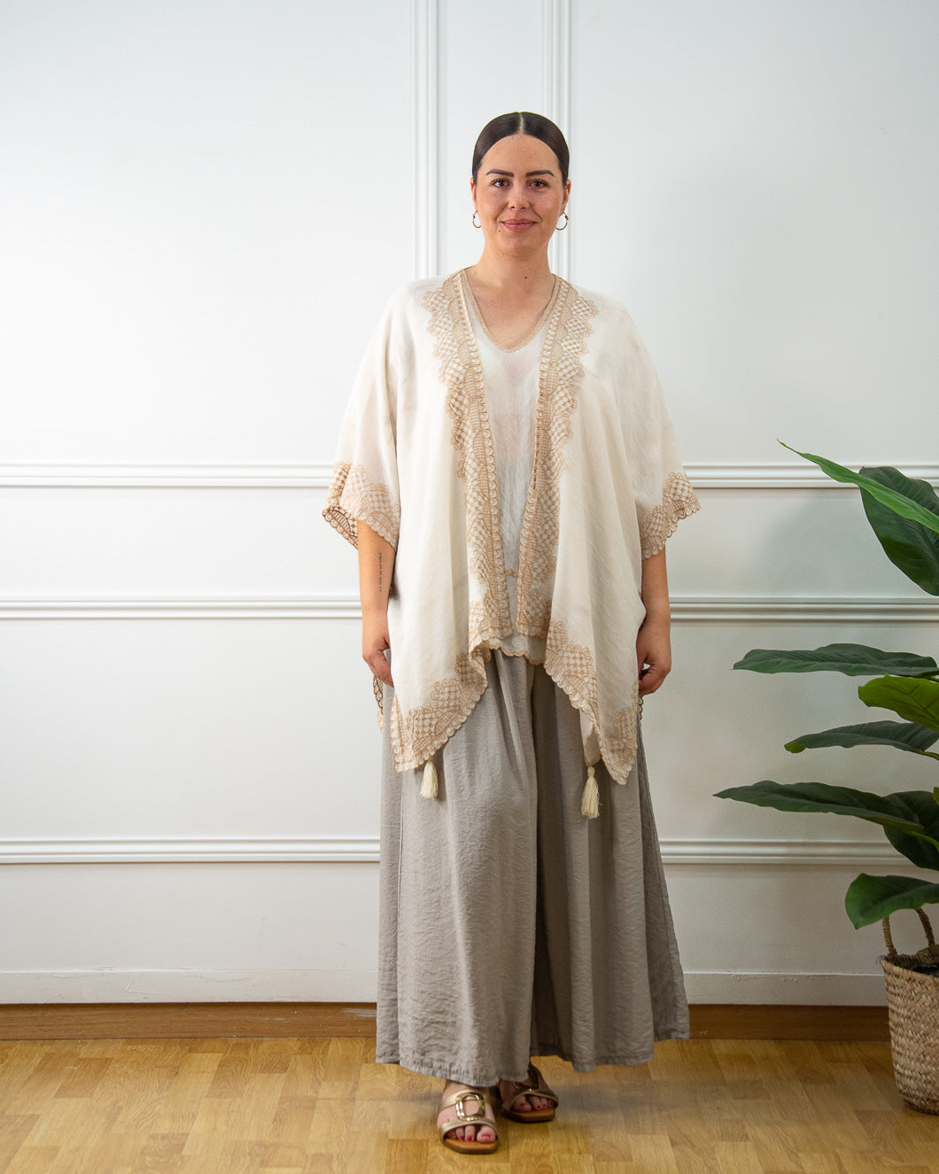 KIMONO BORDADO CORTO ARENA