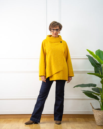 ABRIGO ASIMÉTRICO MOSTAZA