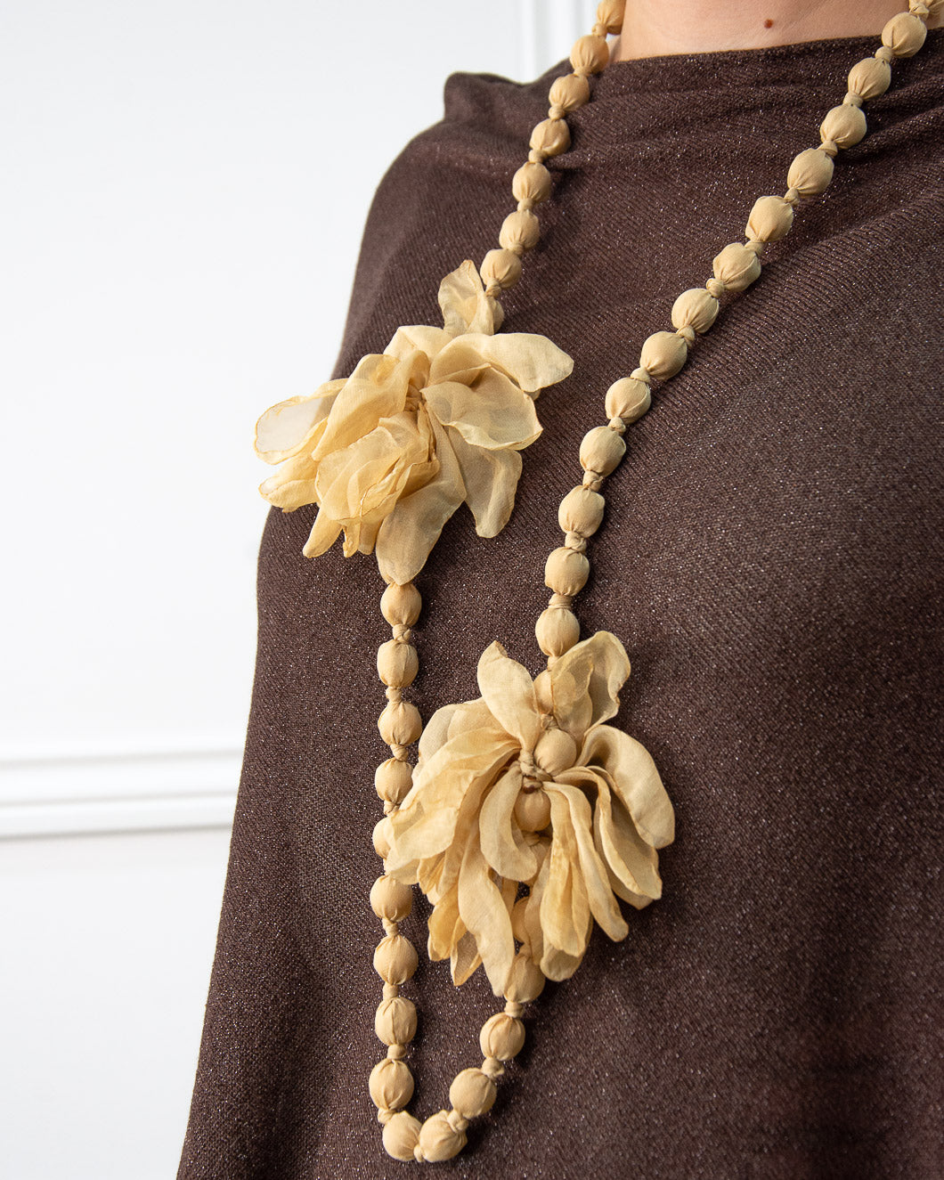 COLLAR SEDA FLOR CAMEL