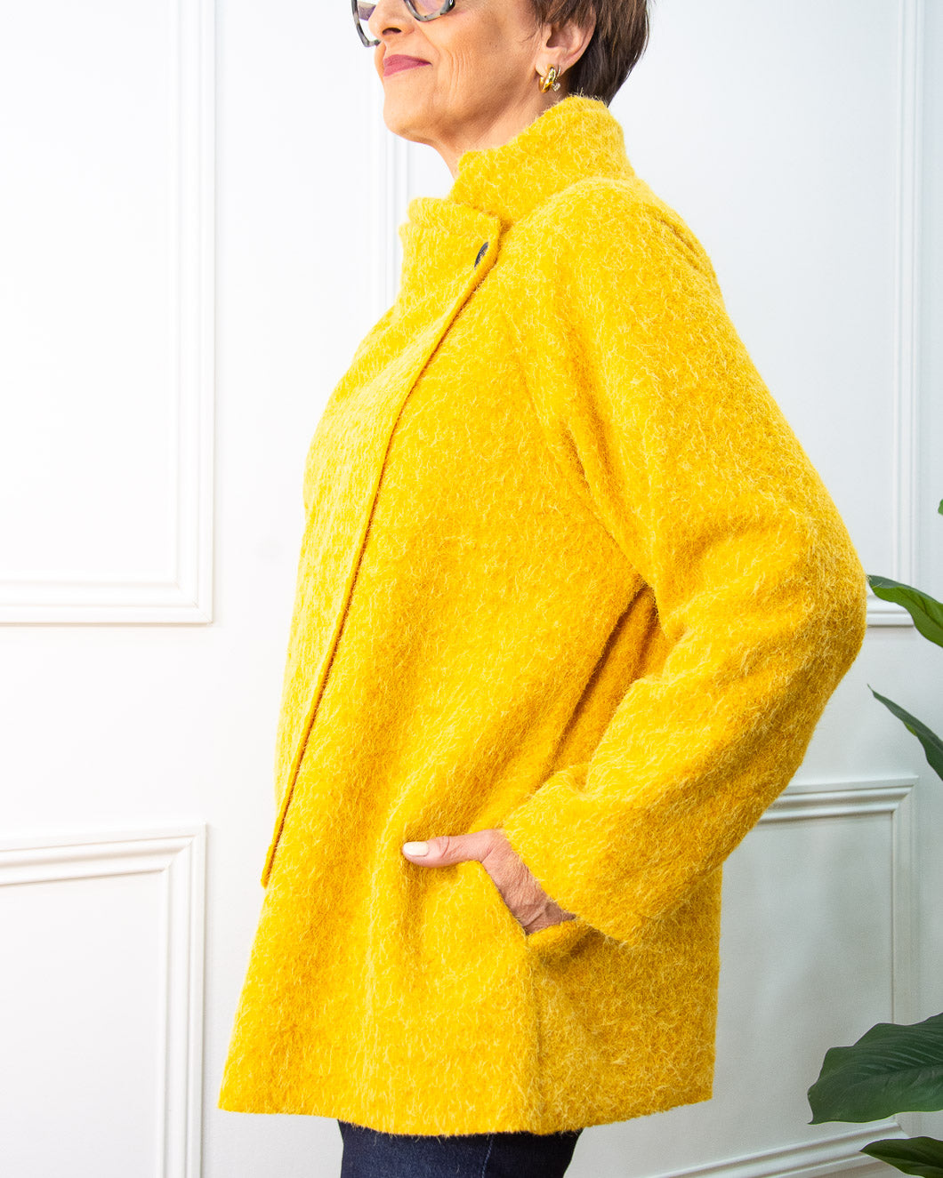 ABRIGO ASIMÉTRICO MOSTAZA