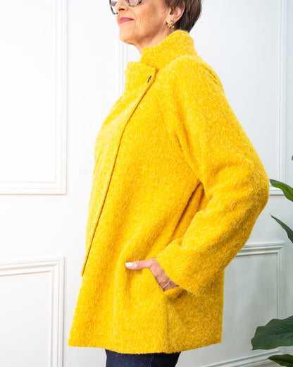 ABRIGO ASIMÉTRICO MOSTAZA