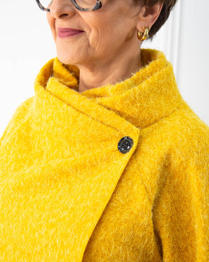 ABRIGO ASIMÉTRICO MOSTAZA
