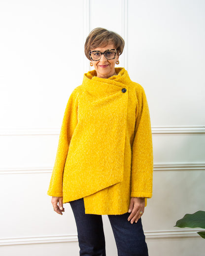 ABRIGO ASIMÉTRICO MOSTAZA