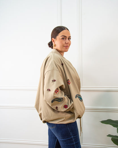 BOMBER BORDADA BEIGE