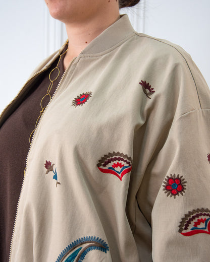 BOMBER BORDADA BEIGE