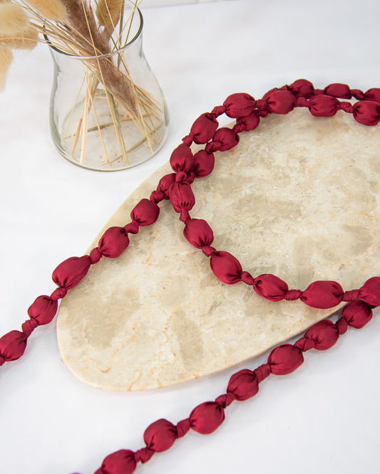 COLLAR SEDA GRANATE