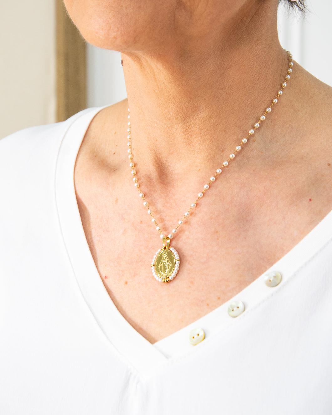 COLLAR VIRGEN BLANCO