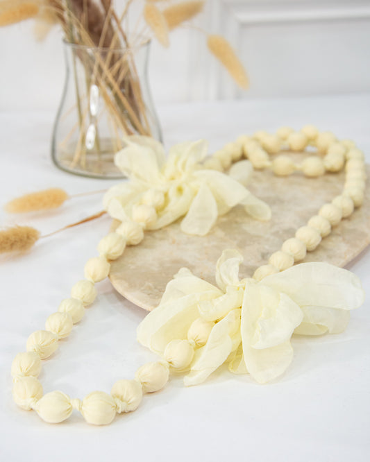 COLLAR SEDA FLOR BLANCO ROTO