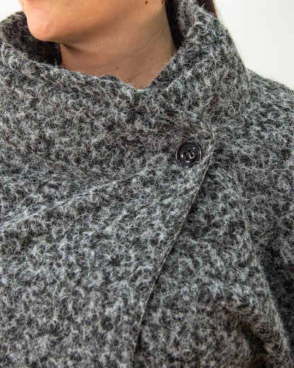 ABRIGO ASIMÉTRICO GRIS