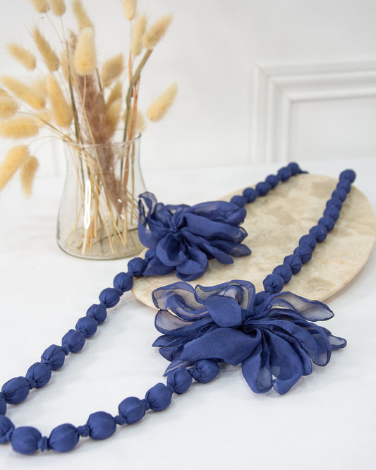 COLLAR SEDA FLOR AZUL MARINO