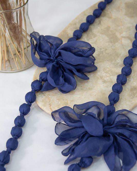 COLLAR SEDA FLOR AZUL MARINO