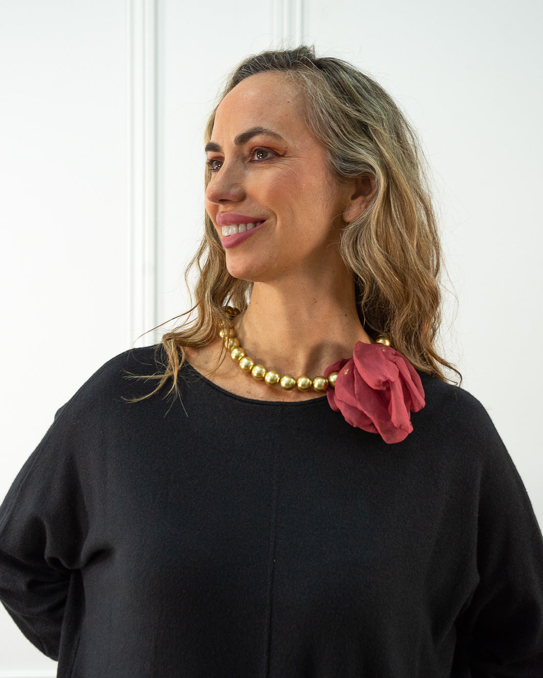 COLLAR FLOR CORTO GRANATE