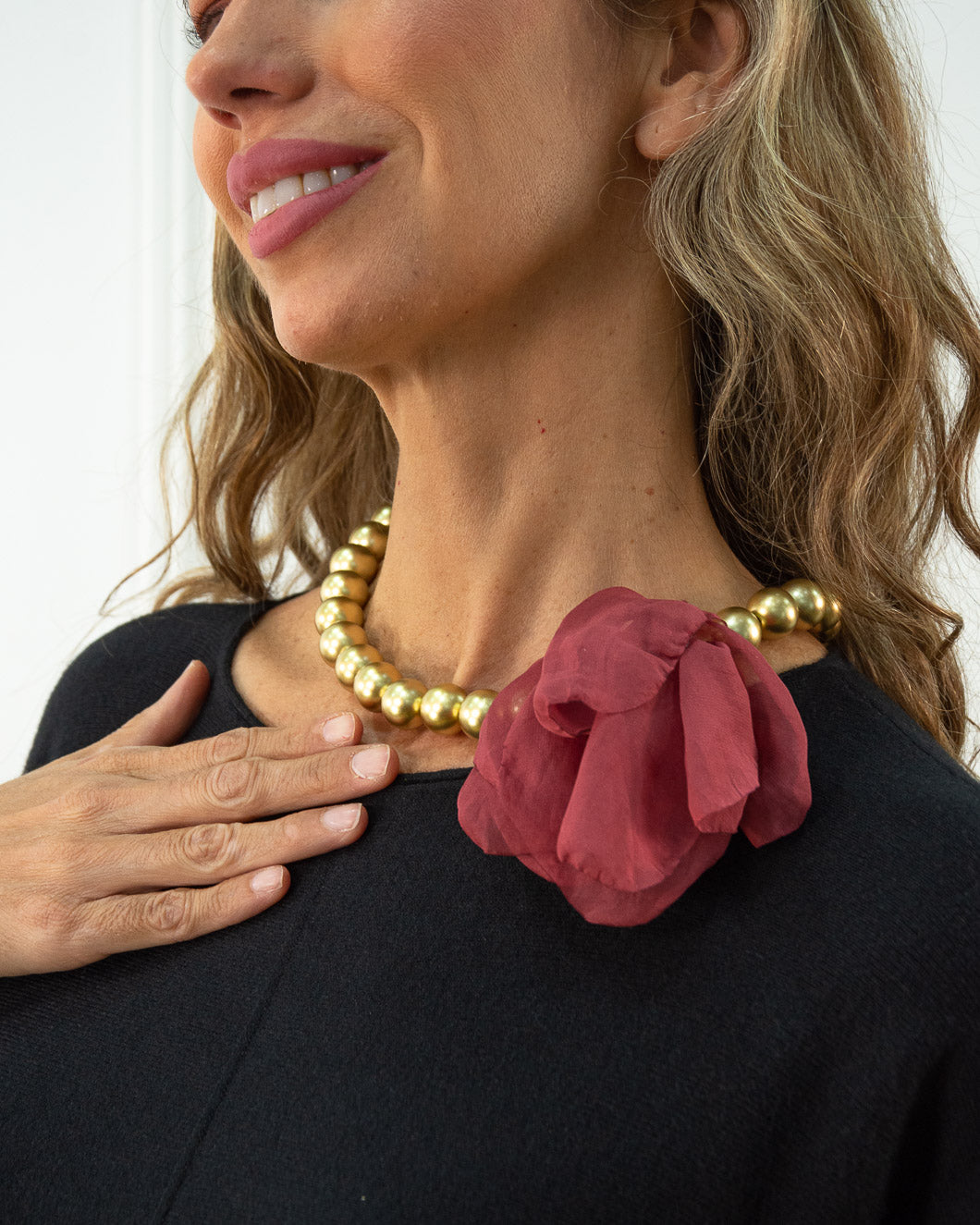 COLLAR FLOR CORTO GRANATE