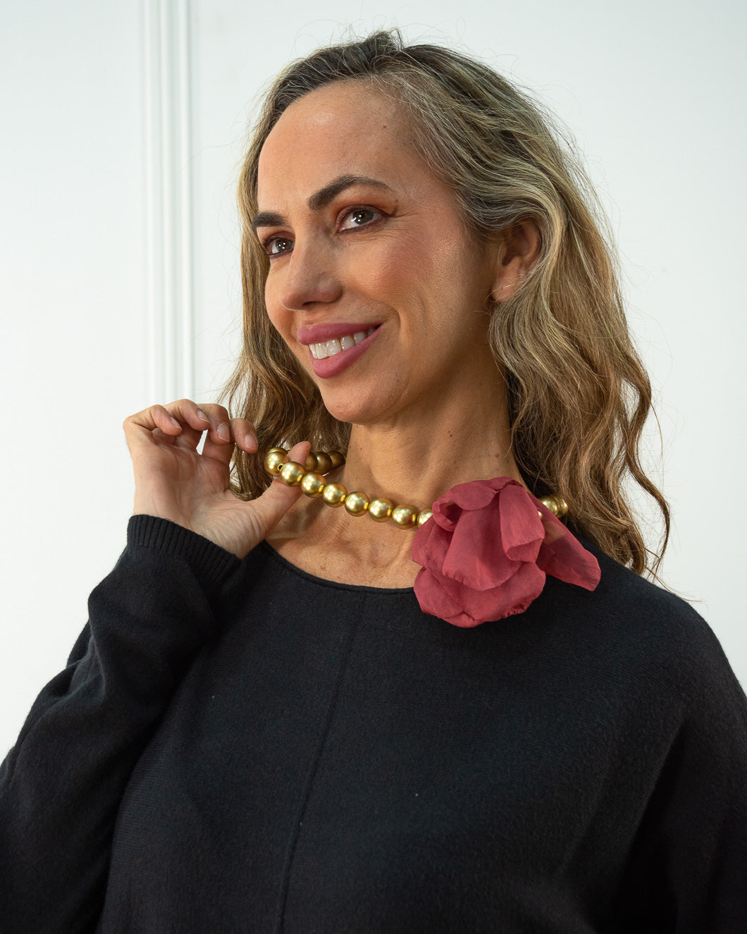 COLLAR FLOR CORTO GRANATE
