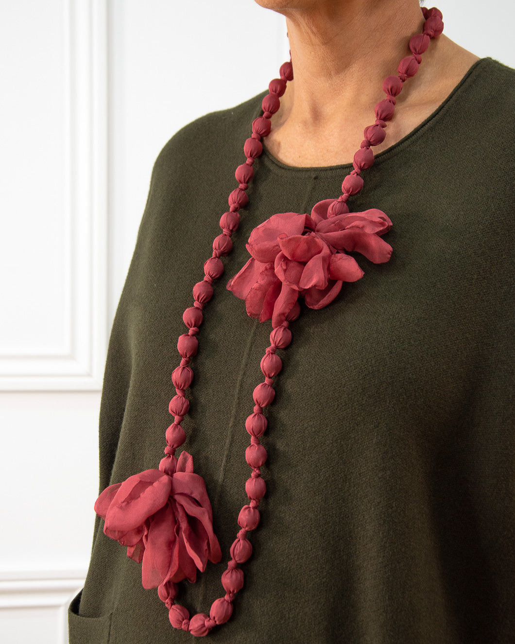 COLLAR SEDA FLOR GRANATE
