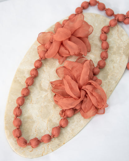 COLLAR SEDA FLOR TEJA EMPOLVADO