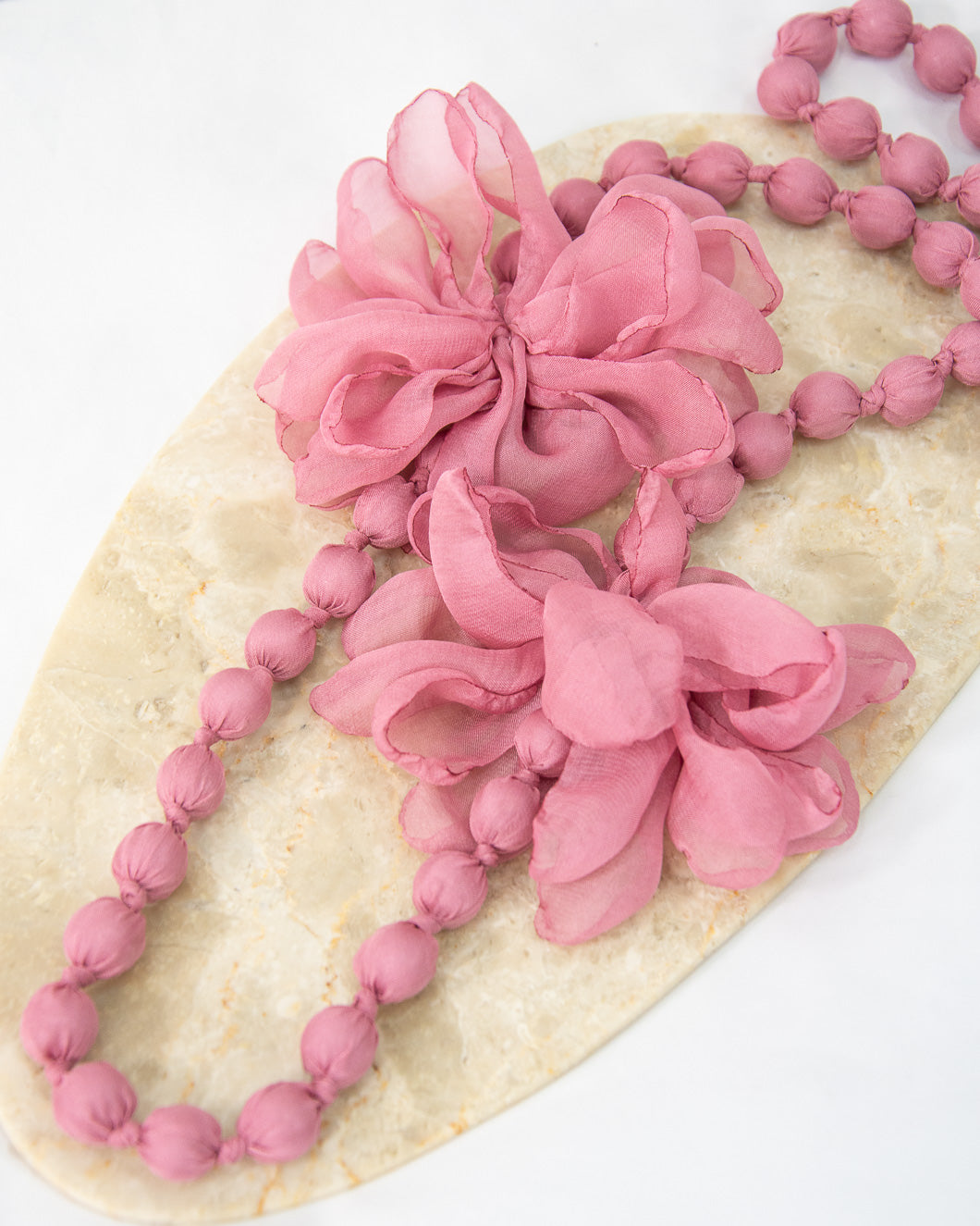COLLAR SEDA FLOR ROSA EMPOLVADO