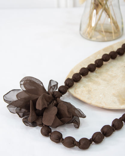 COLLAR SEDA FLOR MARRÓN CHOCOLATE