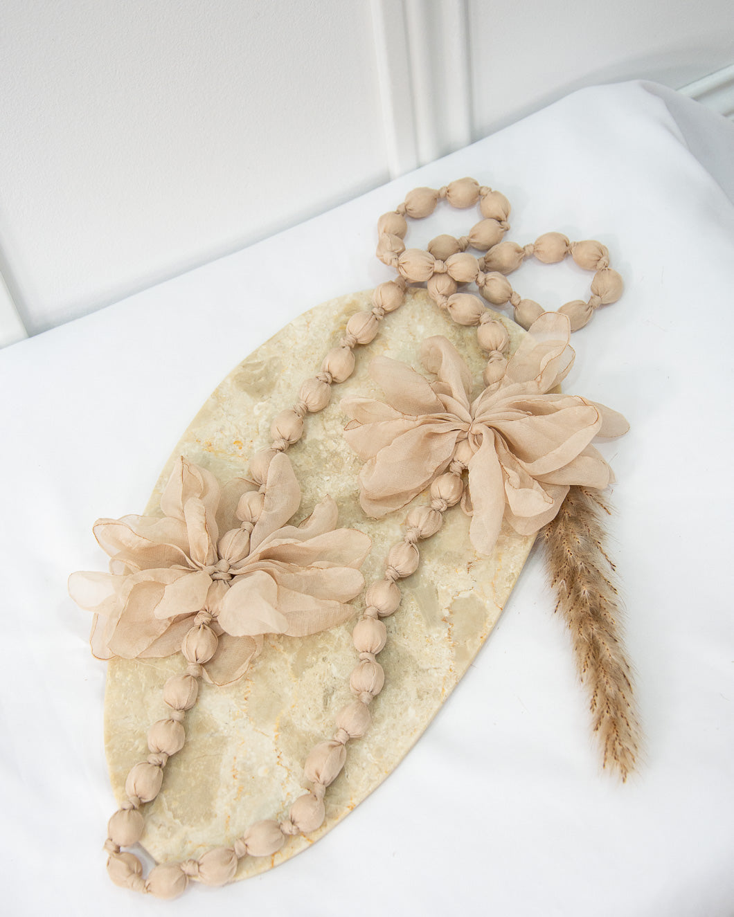 COLLAR SEDA FLOR ARENA