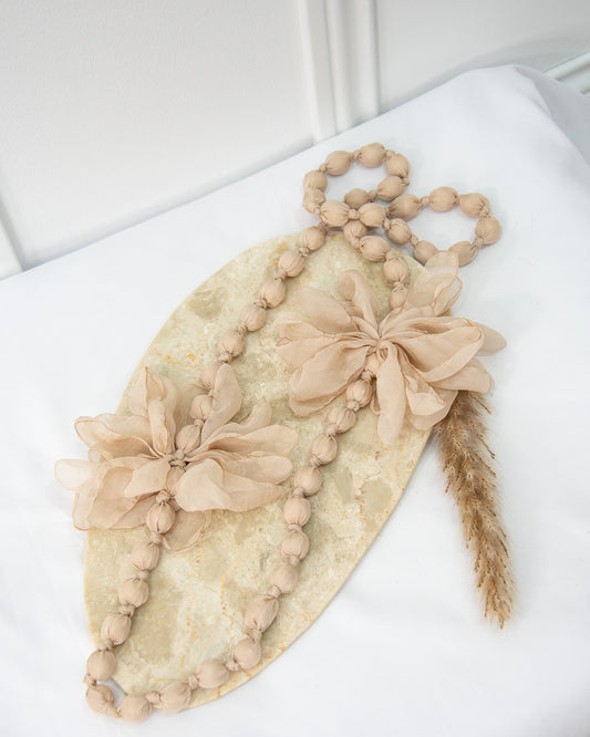 COLLAR SEDA FLOR ARENA