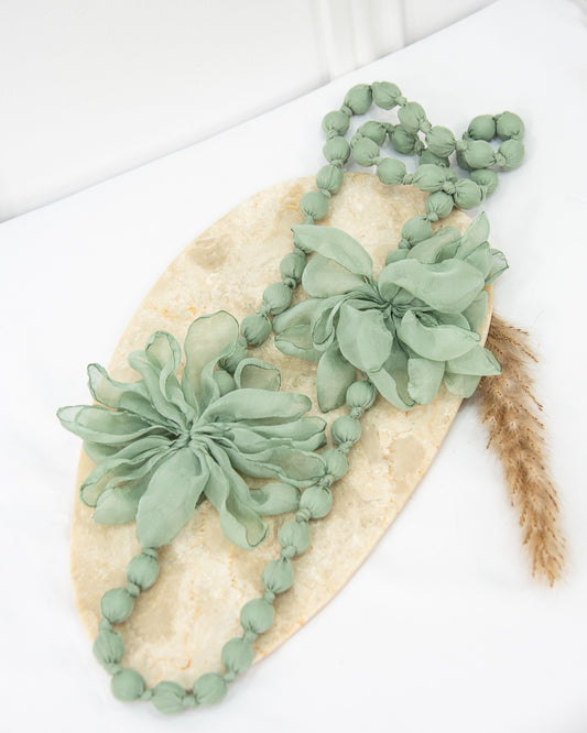 COLLAR SEDA FLOR VERDE