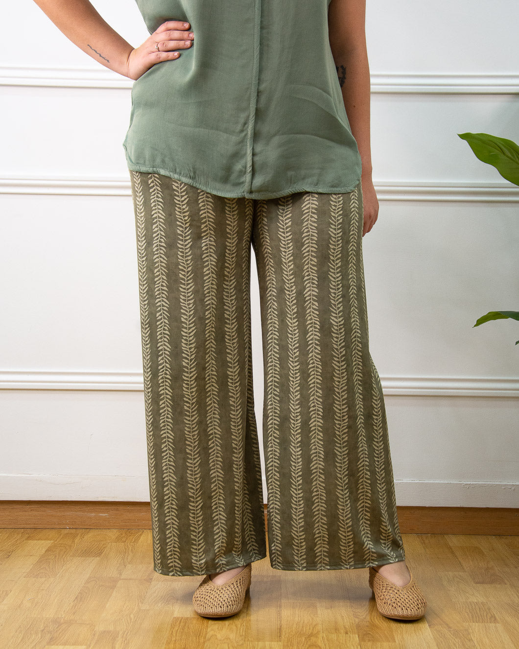 PANTALÓN ESENCIA VERDE KAKI