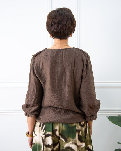 BLUSA VOLANTITO MARRÓN