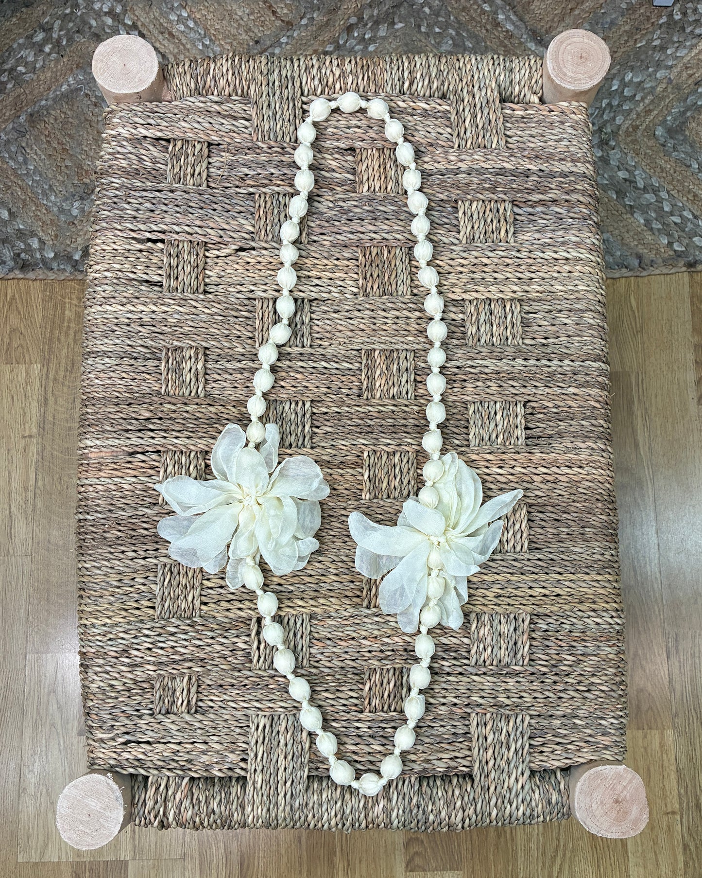 COLLAR SEDA FLOR BLANCO