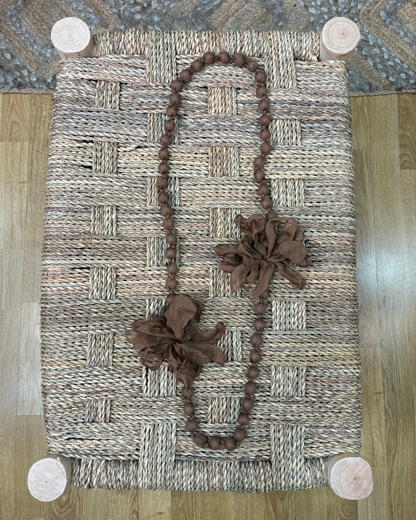 COLLAR SEDA FLOR MARRÓN