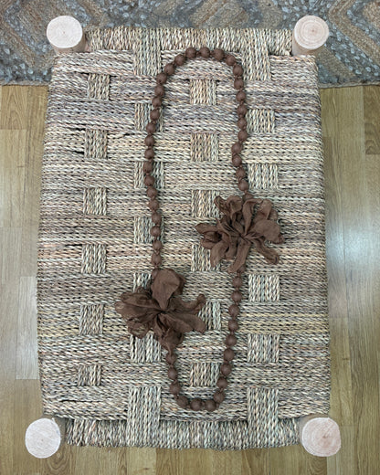 COLLAR SEDA FLOR MARRÓN