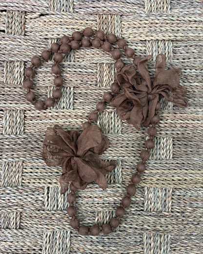 COLLAR SEDA FLOR MARRÓN